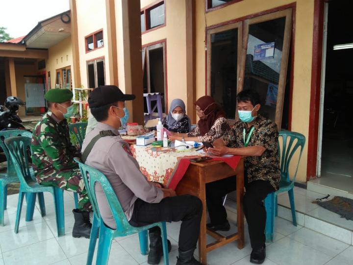 Anggota Koramil Mojotengah Pantau Vaksinasi 105 Orang Lansia Di Andongsili